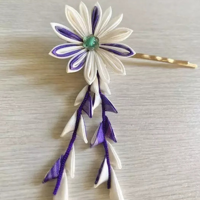 つまみ細工の髪飾り白