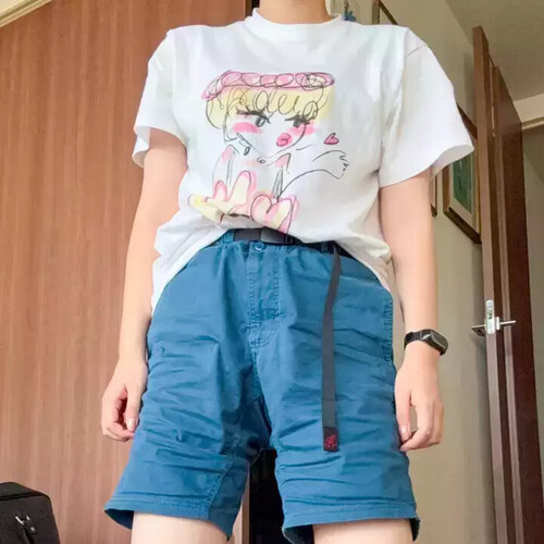 投げキッスな女の子Tシャツ♡