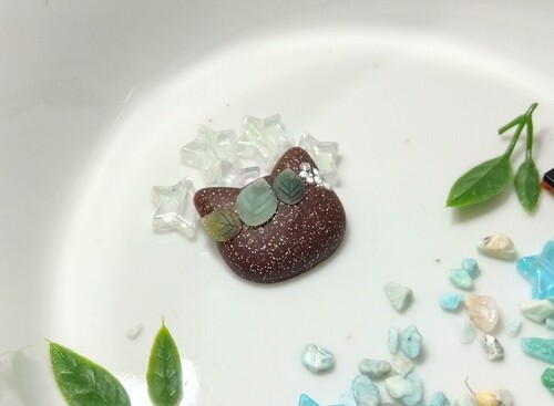 レジンdeねこブローチⅤ ～葉っぱついてるにゃ～