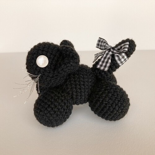 子猫のあみぐるみ BW